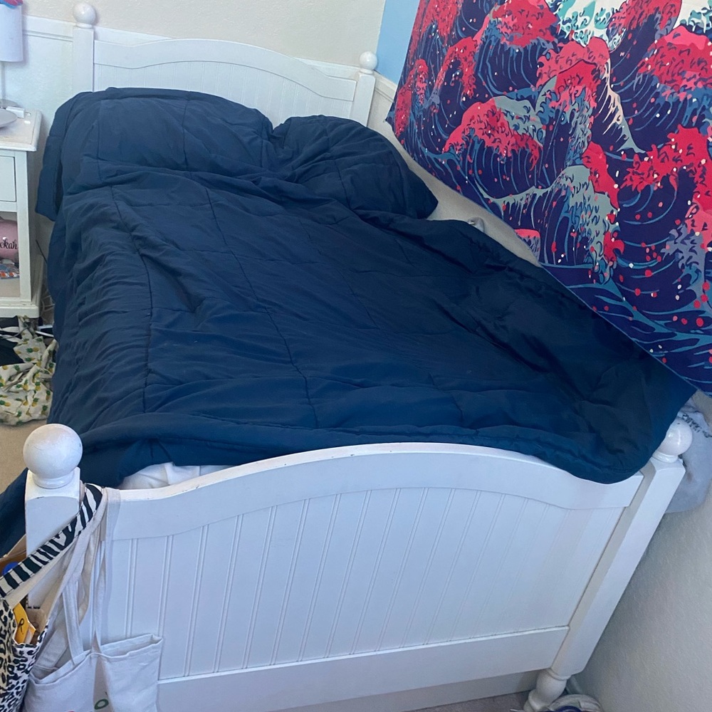White twin trundle bed